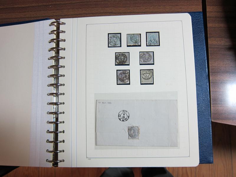 0019 (222).JPG -     Lote:    19      Marcofilia      Lotes Especiais       Descrição:         Portugal. Colecção especializada de carimbos de duplo círculo, tipo 1852, montada em 4 álbuns Lindner, com selos de diversas emissões e cartas, com estudo minucioso de cada marca. Lote a ver.         Lote       Valor Base:     &euro; 2.500,00     Valor Venda:     Retirado     